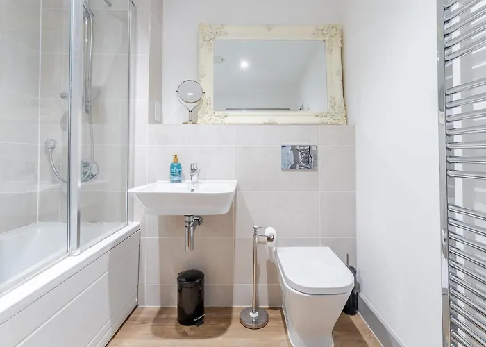 Spacious 2 Bed In Arno's Vale, Apartment