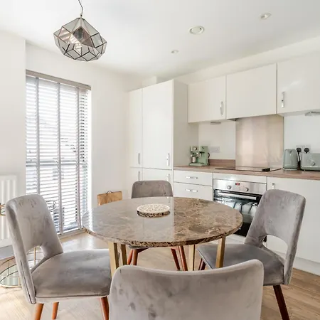 Апартаменти Spacious 2 Bed In Arno's Vale,