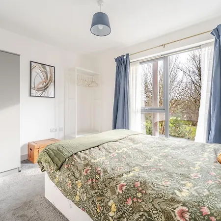 Spacious 2 Bed In Arno's Vale, Appartement