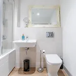 Spacious 2 Bed In Arno's Vale, Apartman
