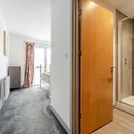 Spacious 2 Bed In Arno's Vale, Apartman *