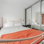 Spacious 2 Bed In Arno's Vale, Apartman