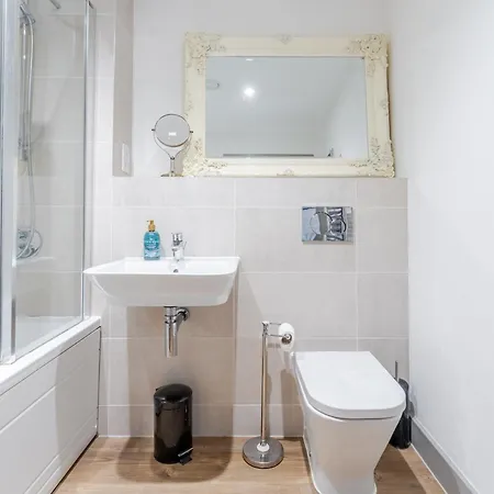 Spacious 2 Bed In Arno's Vale, 아파트