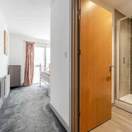 Spacious 2 Bed In Arno's Vale, 아파트 *