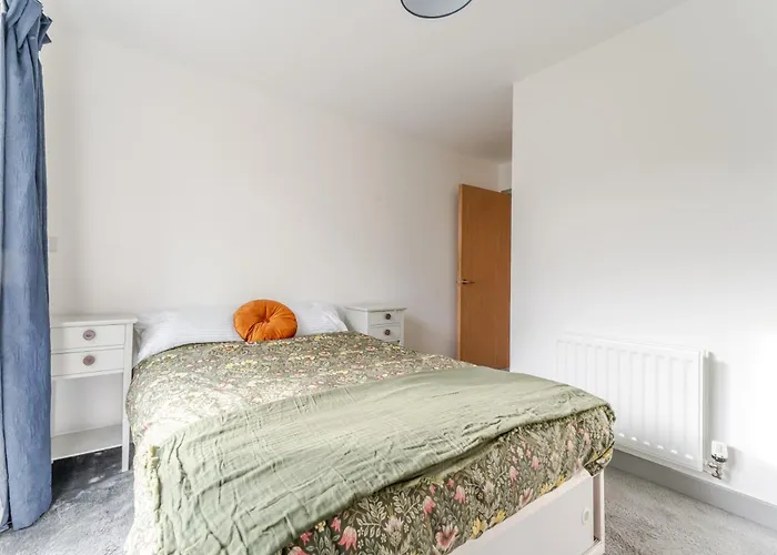 Spacious 2 Bed In Arno's Vale, *