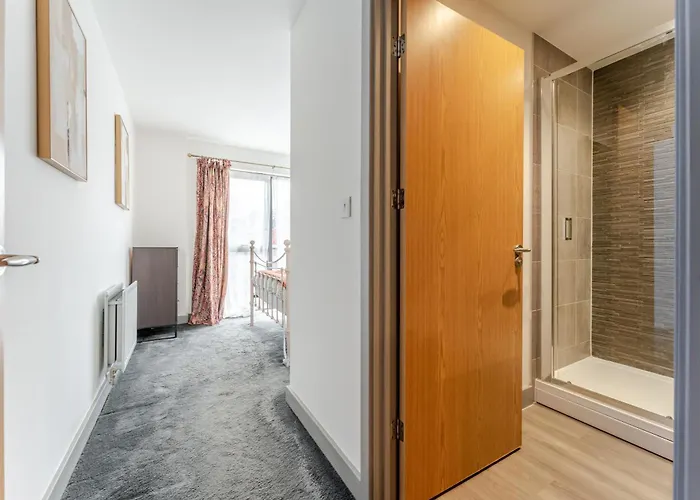 Spacious 2 Bed In Arno's Vale, Διαμέρισμα *