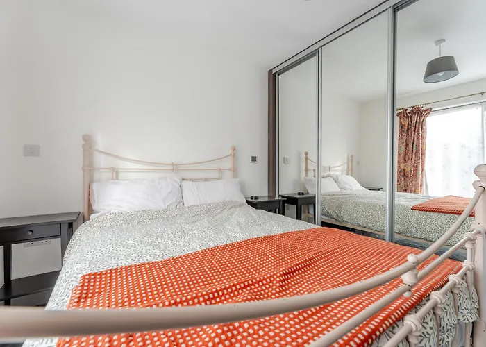 Spacious 2 Bed In Arno's Vale, Appartamento